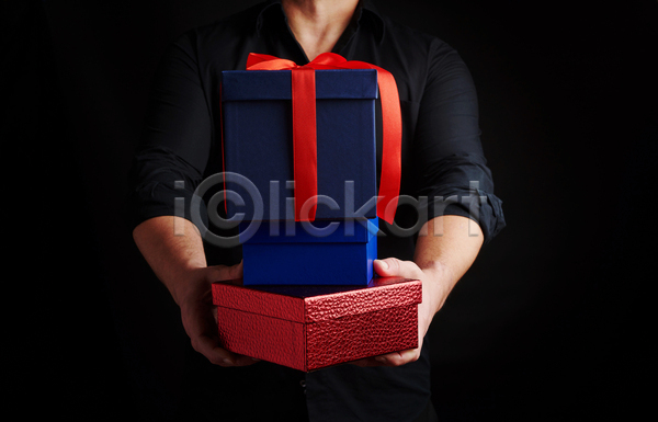 축하 남자 사람 성인 성인남자한명만 한명 JPG 포토 해외이미지 리본 상반신 상자 선물 선물상자 쌓기 오브젝트 잡기