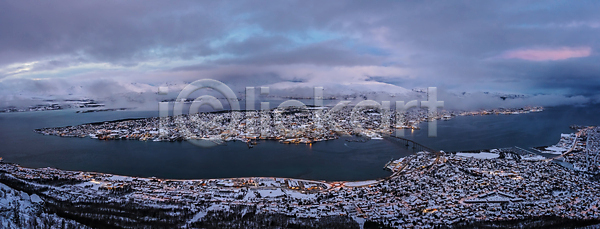 추위 사람없음 JPG 포토 해외이미지 12월 건물 건축양식 겨울 고도 노르웨이 눈내림 도시 도시풍경 만 물 바 북극 북쪽 산 성당 안테나 원형 타운 파노라마 파란색 하늘 항구 해외포토 흰색