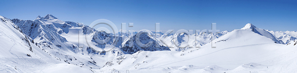 사람없음 JPG 포토 해외이미지 겨울 경사 맑음 백그라운드 봄 빙하 산 스키 스키선수 스포츠 알프스 야외 여행 오스트리아 유럽 자연 절정 정상 카피스페이스 태양 파노라마 파란색 하늘 해외포토 휴가 휴양지 흰색