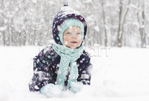 산책 추위 행복 백인 사람 소년 아기 어린이 한명 JPG 포토 해외이미지 12월 가족 걸음마 겨울 계절 공원 놀이 목도리 숲 야외 엄마 웃음 자연 정장 크리스마스 휴가 흰색