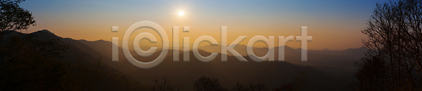 동양인 사람없음 JPG 포토 해외이미지 가로 걷기 겨울 공원 긍정 나무 내추럴 땅 루트 맑음 메시지 백그라운드 뿌연 산 수확 야외 언덕 여행 오르기 응시 자연 전국 절정 초록색 컨셉 탐험 태국 트래킹 파노라마 하늘 해외포토 햇빛 흙