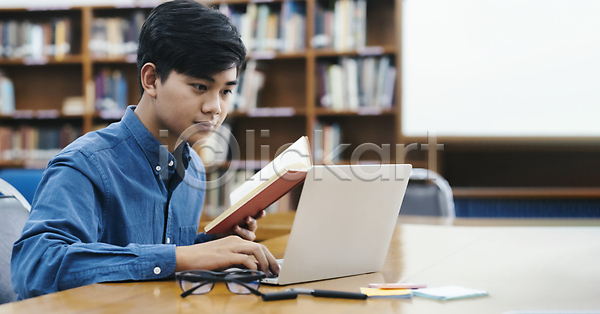 10대 한명 JPG 포토 해외이미지 강의 과외 과제 교실 교육 노트북 대학교 도서관 독서 모음 문학 스터디 시험 신학기 온라인 온라인강의 외관 작업실 책 책장 학생