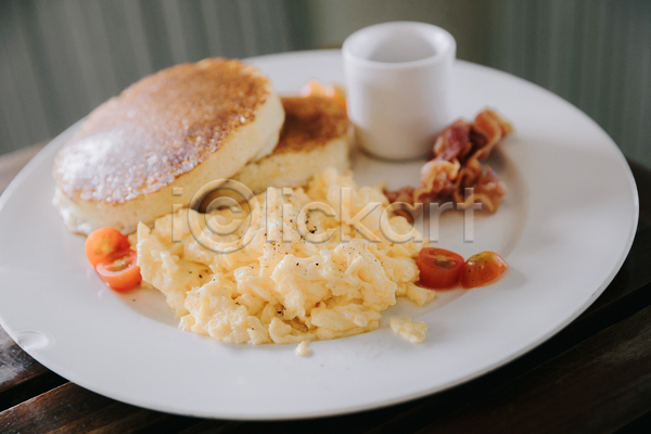 사람없음 JPG 포토 해외이미지 방울토마토 베이컨 스크램블 스크램블에그 실내 아침식사 접시 팬케이크
