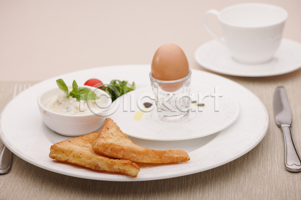 사람없음 JPG 포토 해외이미지 계란 나이프 베이지색배경 소스(음식) 실내 아침식사 잔 접시 커피잔 토스트 포크