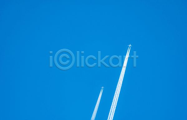 사람없음 JPG 포토 해외이미지 맑음 백그라운드 비행기 비행운 야외 연기 제트기 주간 파란색 풍경(경치) 하늘