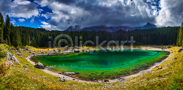 침묵 사람없음 JPG 포토 해외이미지 내추럴 맑음 목재 물 반사 산 숲 알프스 여행 웅장함 유럽 이탈리아 자연 초록색 침엽수 터키석 파노라마 파란색 해외포토 호수