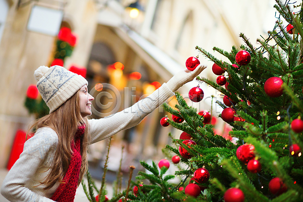 축하 백인 사람 한명 JPG 포토 해외이미지 거리 겨울 도시 모델 새해 야외 유럽 유행 장식 축제 크리스마스 크리스마스트리 파리(프랑스) 프랑스 프랑스어 휴가 흰색