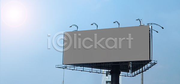 마케팅 새로움 사람없음 JPG 포토 해외이미지 거짓 계산서 공백 광고판 도시 디자인 메시지 목업 배너 백그라운드 비즈니스 사인 상업 승진 야외 우주 정보 캔버스 큼 통신 파란색 판넬 포스터 프레임 하늘 해외포토 흰색