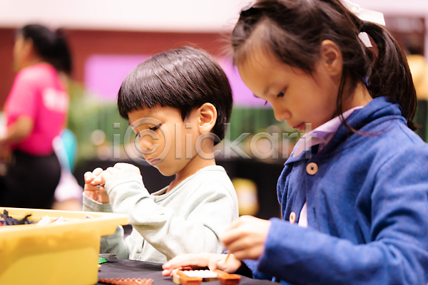 행복 동양인 두명 소년 아기 어린이 JPG 포토 해외이미지 걸음마 게임 계산 교육 놀이 놀이방 놀이터 블록 속도 수학 숫자 유치원 장난감 학교
