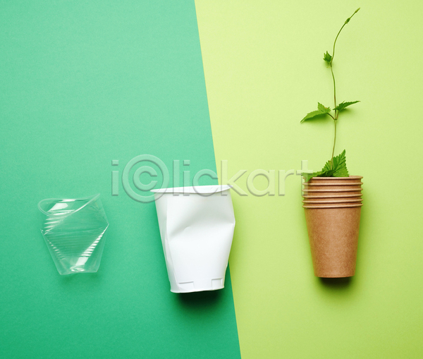 환경오염 사람없음 JPG 포토 하이앵글 해외이미지 식물 실내 쓰레기 일회용 종이컵 초록배경 플라스틱컵