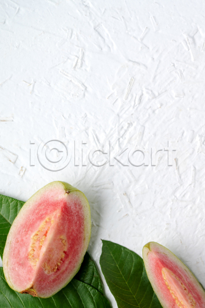 사람없음 JPG 포토 하이앵글 해외이미지 과일 과일조각 구아바 단면 슬라이스 실내 잎 카피스페이스 흰배경