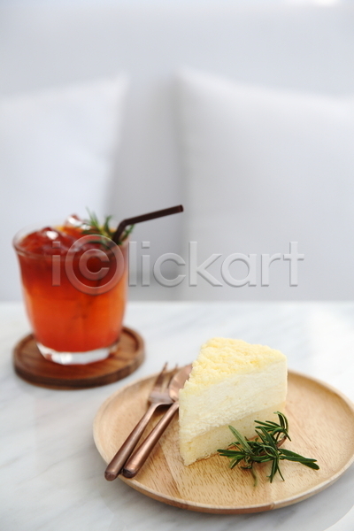 사람없음 JPG 아웃포커스 포토 해외이미지 나무접시 디저트 실내 차(음료) 치즈케이크 탁자 흰배경