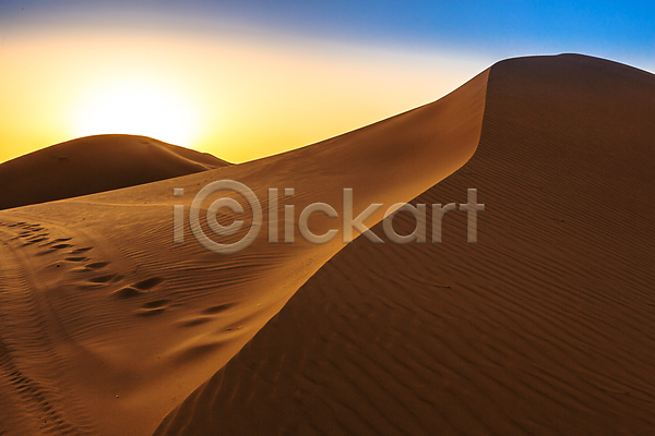건조 뜨거움 사람없음 JPG 포토 해외이미지 낙타 노란색 모래 모래언덕 모로코 백그라운드 사막 사하라 아랍어 아프리카 야외 언덕 여행 오렌지 일몰 자연 카라반 풍경(경치) 하늘