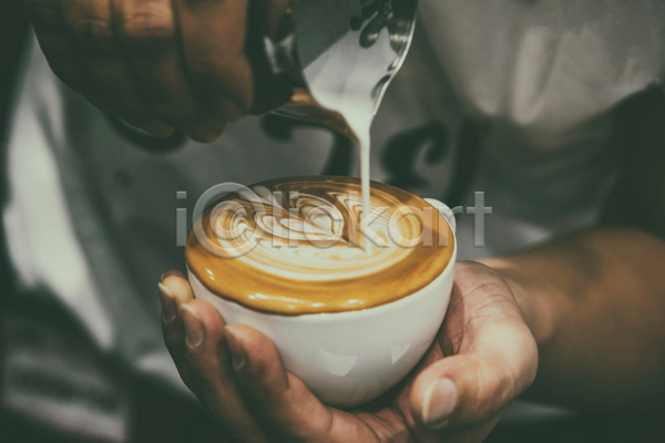 신체부위 JPG 포토 해외이미지 들기 라떼 라떼아트 붓기 손 실내 커피 커피잔