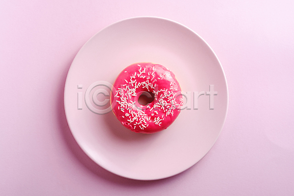 사람없음 JPG 포토 하이앵글 해외이미지 도넛 디저트 분홍색 실내 접시 한개
