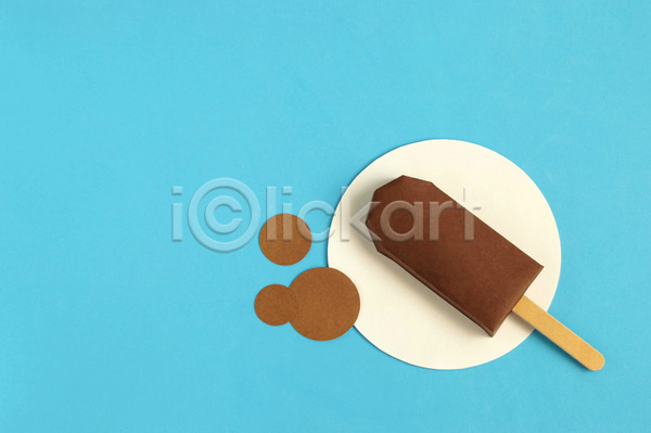 사람없음 JPG 포토 해외이미지 녹음(녹이기) 막대아이스크림 실내 아이스크림 오브젝트 종이 종이공예 초코맛 초코아이스크림 파란배경 페이퍼아트 하드
