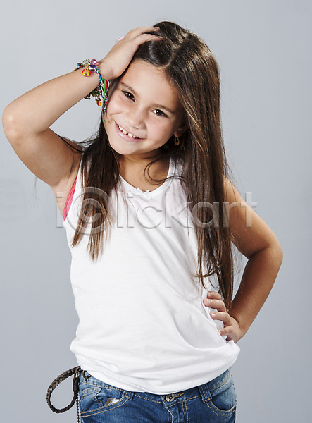 행복 어린이 여자 한명 JPG 포토 해외이미지 긴머리 모델 미소(표정) 싱글 옷 조끼 팔 팔찌 포즈 흰색