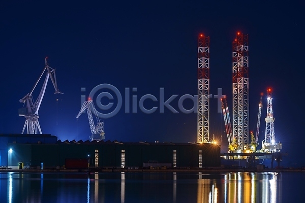 사람없음 JPG 포토 해외이미지 기중기 바다 반사 밤하늘 산업시설 산업현장 야간 야외 조선소 중장비