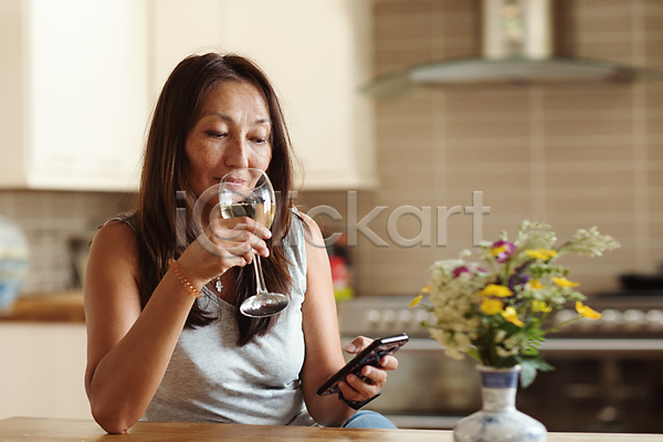 행복 사람 여자 한명 JPG 포토 해외이미지 꽃다발 대화 라이프스타일 마시기 미소(표정) 알약 온라인 와인 음료 점심식사 주방 카페 탁자 흰색