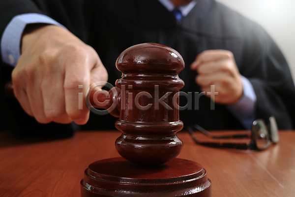 법 남자 성인 성인남자한명만 한명 JPG 앞모습 포토 해외이미지 들기 법률가 상반신 손 실내 안경 주먹 판결 판사