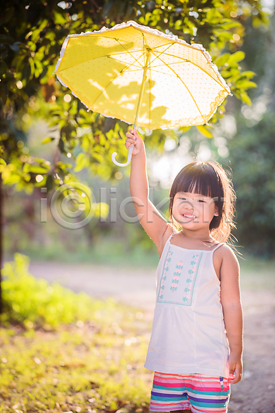 기쁨 산책 행복 동양인 사람 어린이 여자 한명 JPG 포토 해외이미지 걷기 걸음마 공원 나무 놀이 드레스 맑음 미소(표정) 야외 우산 자연 저녁 초록색 햇빛 흰색