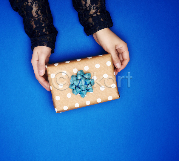축하 신체부위 JPG 포토 해외이미지 리본 상자 선물 선물상자 손 오브젝트 잡기 파란색