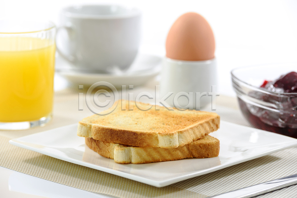 사람없음 JPG 아웃포커스 포토 해외이미지 계란 계란꽂이 과일잼 실내 쌓기 아침식사 오렌지주스 접시 커피잔 토스트 흰배경