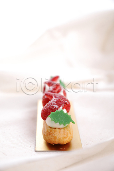 달콤 사람없음 JPG 아웃포커스 포토 해외이미지 디저트 딸기 슈크림 실내 에클레어 천(직물) 프랑스음식 한개 흰배경