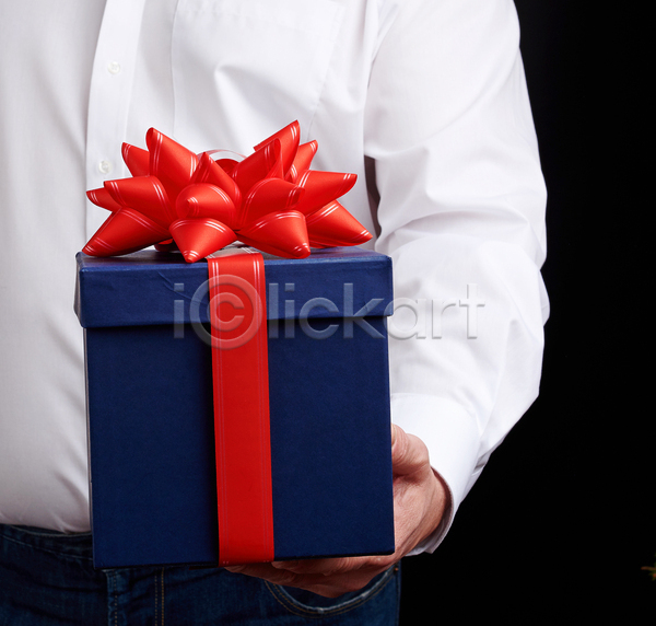 축하 남자 사람 성인 성인남자한명만 한명 JPG 포토 해외이미지 리본 상반신 상자 선물 선물상자 오브젝트 잡기