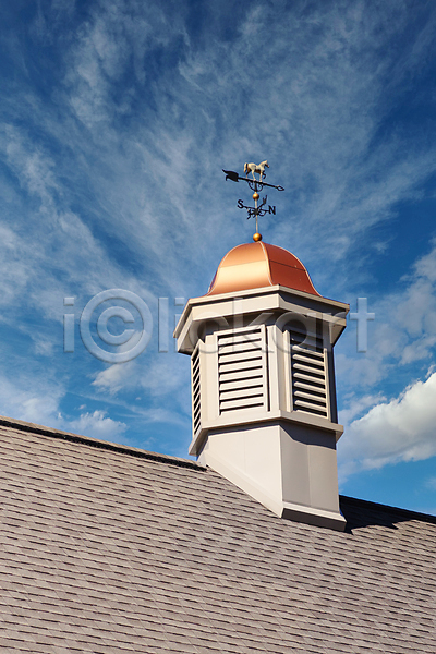 사람없음 JPG 포토 해외이미지 건축양식 산등성이 아스팔트(도로) 지붕 파란색 하늘