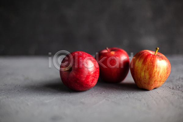 사람없음 JPG 포토 해외이미지 과일 사과 세개 실내 회색배경