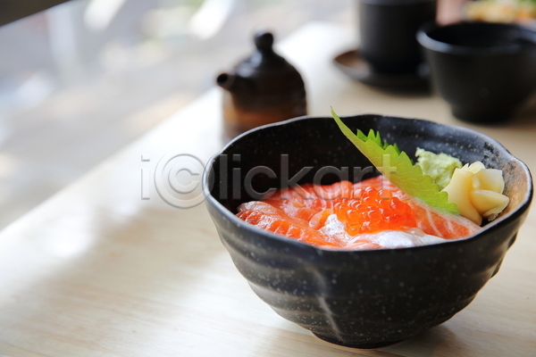 사람없음 JPG 아웃포커스 포토 해외이미지 그릇 덮밥 실내 연어덮밥 연어알 일본음식 탁자