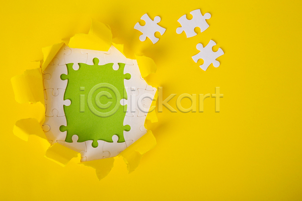 아이디어 사람없음 JPG 포토 해외이미지 구멍 노란배경 미완성 실내 오브젝트 찢어짐 퍼즐조각