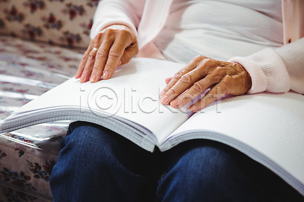노년 노인여자한명만 여자 한명 JPG 앞모습 포토 해외이미지 독서 라이프스타일 소파 손짚기 시각장애인 실내 앉기 점자 점자책 책상 하반신