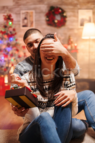 사랑 함께함 행복 남자 두명 백인 성인 성인만 여자 JPG 포토 해외이미지 겨울 눈가림 미소(표정) 상자 선물 스웨터 실내 장식 커플 크리스마스