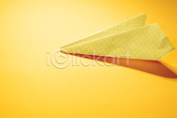 사람없음 JPG 포토 해외이미지 그림자 노란배경 모눈종이 실내 종이 종이비행기 한개