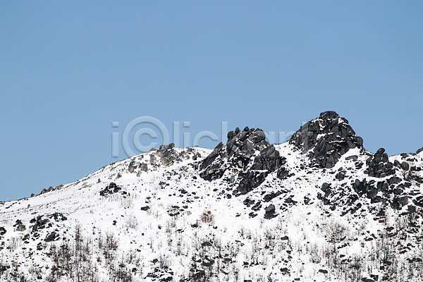 추위 사람없음 JPG 포토 해외이미지 겨울 계절 공원 날씨 눈내림 맑음 산 수평선 야외 언덕 여행 오르기 자연 절정 정상 카피스페이스 파란색 풍경(경치) 하늘 하이킹 햇빛 환경 흰색