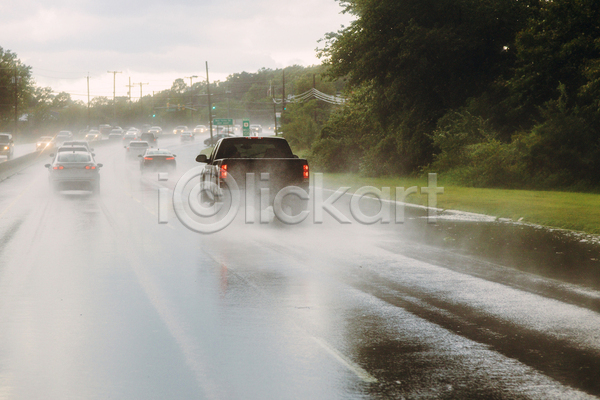 사람없음 JPG 포토 해외이미지 도로 야외 웅덩이 자동차 주간 튀는물 풀(식물) 풍경(경치) 하늘