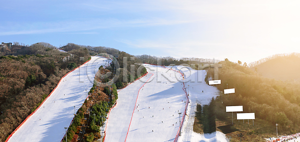 휴식 사람없음 JPG 포토 해외이미지 겨울 경사 교통시설 리프트 맑음 산 선로 스노우보드 스키 스포츠 아시아 안테나 야외 언덕 얼음 여행 여행객 의자 자동차 자연 장비 정상 파란색 하늘 한국 해외포토 휴가 휴양지