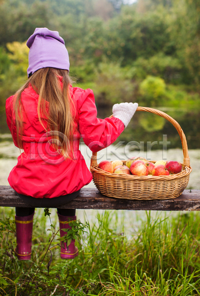 소녀(어린이) 소녀한명만 어린이 여자 한명 JPG 뒷모습 포토 해외이미지 가을(계절) 공원 바구니 벤치 사과 앉기 잡기 전신 풀(식물)
