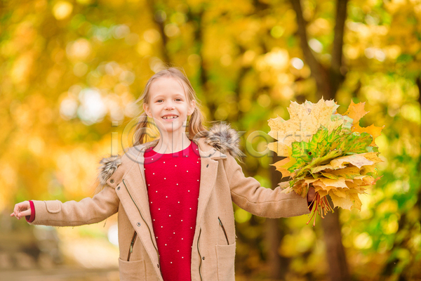 소녀(어린이) 소녀한명만 어린이 여자 한명 JPG 아웃포커스 앞모습 포토 해외이미지 가을(계절) 낙엽 다발 들기 미소(표정) 상반신 손뻗기