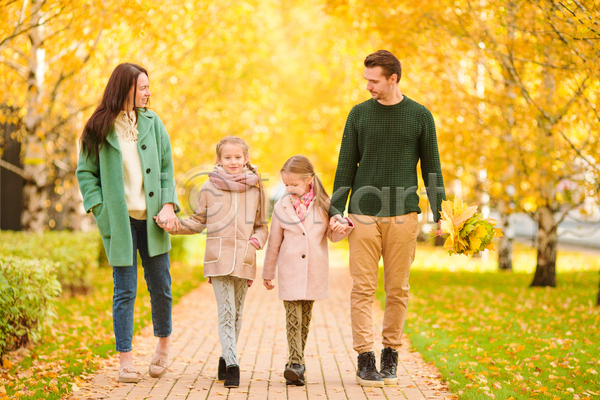 남자 성인 소녀(어린이) 어린이 여러명 여자 JPG 앞모습 포토 해외이미지 가을(계절) 가족 걷기 공원 낙엽 다발 들기 미소(표정) 산책로 손잡기 전신