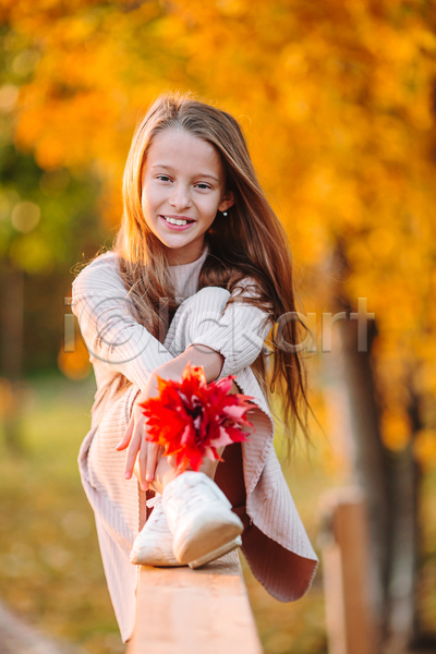 소녀(어린이) 소녀한명만 어린이 여자 한명 JPG 아웃포커스 앞모습 포토 해외이미지 가을(계절) 난간 다발 단풍 들기 미소(표정) 앉기 장난 전신