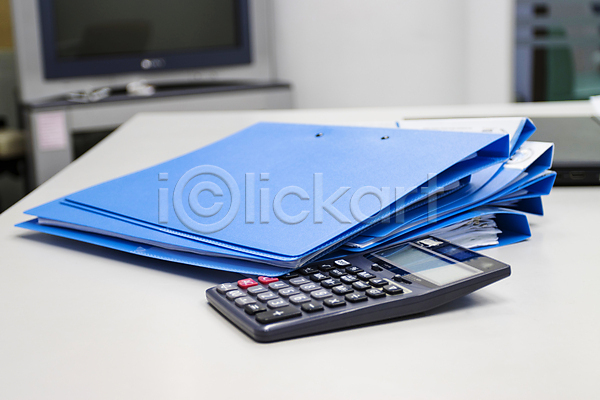 계약 준비 사람없음 JPG 포토 해외이미지 경영 계산기 공책 관리 구성 데이터베이스 레코드판 바인더 비즈니스 사무실 수납 자료 정리 종이 탁자 파란색 파일 폴더