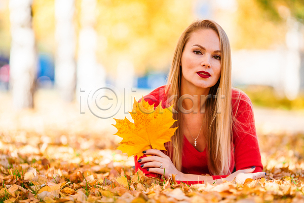 성인 성인여자한명만 여자 한명 JPG 아웃포커스 앞모습 포토 해외이미지 가을(계절) 공원 낙엽 단풍 들기 상반신 엎드리기