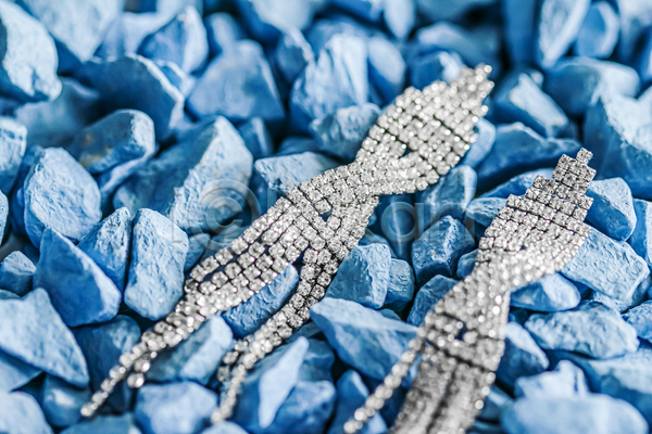 우아함 화려 사람없음 JPG 포토 해외이미지 귀걸이 다이아몬드 보석 실내 장신구 조약돌 파란배경