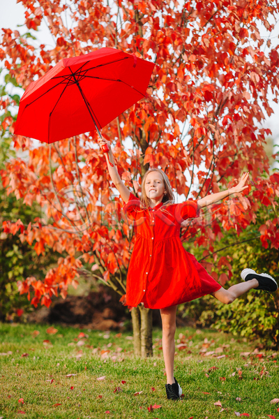 소녀(어린이) 소녀한명만 어린이 여자 한명 JPG 앞모습 포토 해외이미지 가을(계절) 공원 낙엽 다리들기 단풍나무 들기 미소(표정) 빨간색 손뻗기 우산 잔디 전신