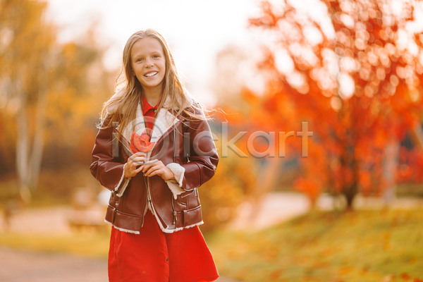 소녀(어린이) 소녀한명만 어린이 여자 한명 JPG 아웃포커스 앞모습 포토 해외이미지 가을(계절) 공원 단풍 들기 미소(표정) 상반신