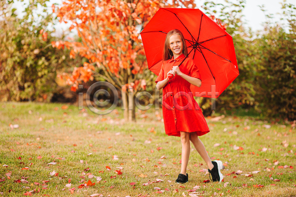 소녀(어린이) 소녀한명만 어린이 여자 한명 JPG 소프트포커스 앞모습 포토 해외이미지 가을(계절) 공원 낙엽 들기 미소(표정) 빨간색 서기 우산 잔디 전신