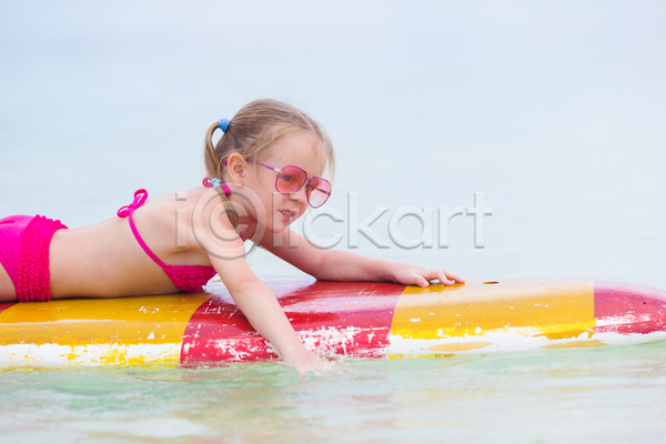 백인 소녀(어린이) 소녀한명만 어린이 여자 한명 JPG 옆모습 포토 해외이미지 상반신 서핑 서핑보드 선글라스 수영 수영복 엎드리기 파도